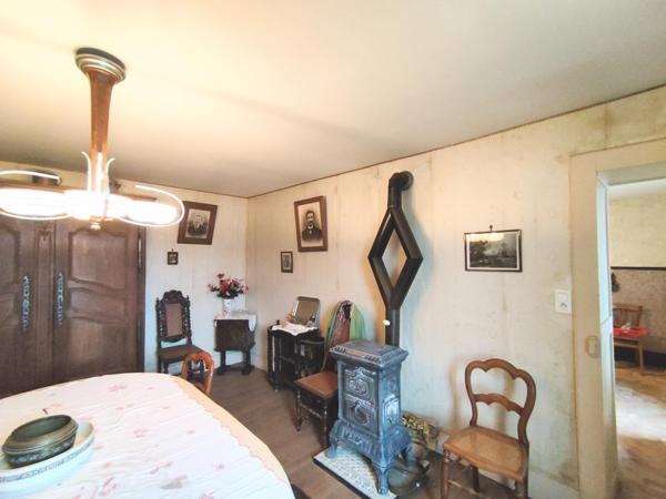 Spacieuse maison de campagne, pleine de caractère à rénover, en bordure de Darney