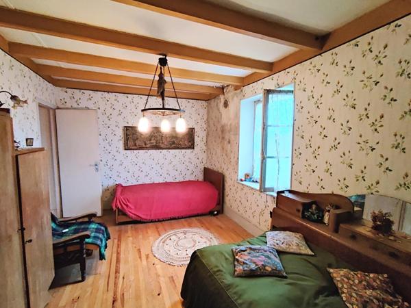 Spacieuse maison de campagne, pleine de caractère à rénover, en bordure de Darney