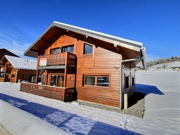 Chalet d’exception face aux montagnes, rare à saisir