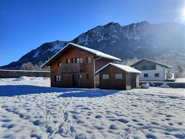 Chalet d’exception face aux montagnes, rare à saisir