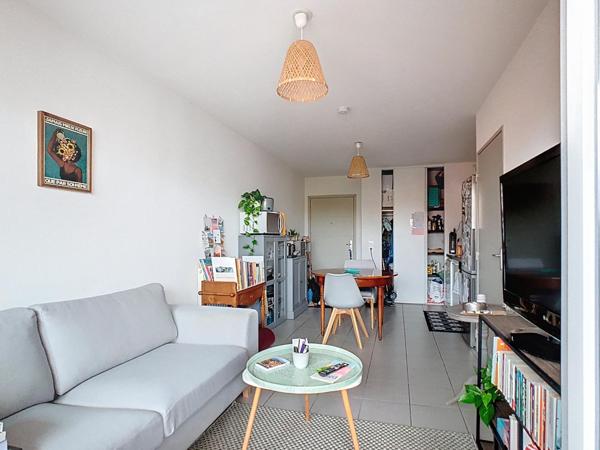 Très joli T2 avec un grand balcon et proche des transports