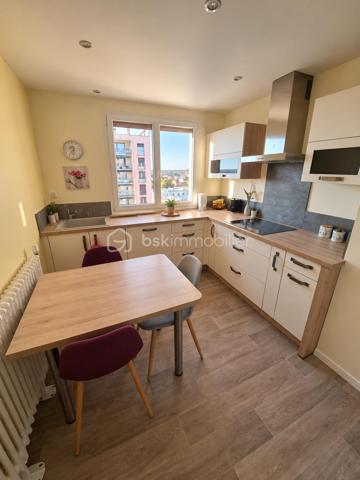 À deux pas du centre-ville et de l’ensemble de ses commerces, découvrez ce superbe appartement de type 3 situé au 7ᵉ étage d’une résidence sécurisée avec ascenseur, idéal pour profiter d’un quotidien confortable et pratique, notamment pour les personnes recherchant un logement accessible et fonctionnel.
 Entièrement rénové en 2019 avec goût, dans un esprit moderne et contemporain, il séduit par la qualité de ses matériaux, ses prestations soignées et son agencement optimisé.
 Dès l’entrée, vous apprécierez un vaste hall agrémenté de rangements et d’un dressing, menant à une cuisine aménagée et équipée de grande qualité, pensée pour allier esthétique et fonctionnalité. Vous serez ensuite conquis par une belle pièce de vie baignée de lumière, ouverte sur un agréable balcon-terrasse offrant une vue dégagée et un véritable espace extérieur pour savourer des moments de détente au calme. L’espace nuit se compose de deux chambres, dont l’une bénéficie d’un accès direct à la terrasse et est actuellement aménagée en bureau, d’une salle de bains équipée d’un meuble vasque de qualité ainsi que de WC indépendants.
 Pour compléter ce bien, vous disposerez d’un grand garage privatif et d’une cave sur graviers, des atouts particulièrement appréciables au quotidien. Double vitrage et volets roulants électriques viennent parfaire les prestations de cet appartement clé en main. 
Aucun travaux à prévoir : il ne vous reste plus qu’à poser vos valises et profiter de ce bien alliant modernité, luminosité, calme et proximité immédiate des commodités. 
Charges de copropriété : 220 €/mois, comprenant le chauffage et l’eau chaude par chaudière collective au gaz, l’ascenseur, le ménage des communs, l’entretien des extérieurs été comme hiver et le syndic professionnel. Des compteurs individuels venant d’être installés permettront une répartition des consommations selon l’usage de chacun, susceptible de faire évoluer le montant des charges. Seules l’électricité courante et l’eau froide restent à votre charge.
UN BIEN RARE À DÉCOUVRIR SANS TARDER, IDÉAL POUR CEUX QUI RECHERCHENT LE CONFORT D’UN APPARTEMENT SOIGNÉ AVEC EXTÉRIEUR, GARAGE ET VUE DÉGAGÉE !
