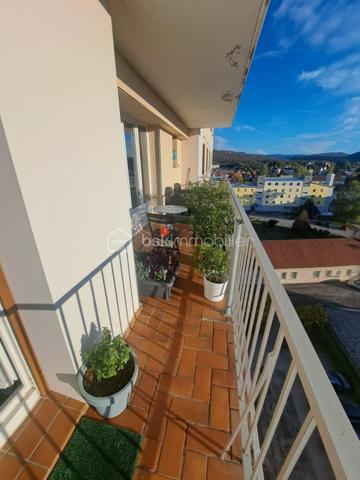 À deux pas du centre-ville et de l’ensemble de ses commerces, découvrez ce superbe appartement de type 3 situé au 7ᵉ étage d’une résidence sécurisée avec ascenseur, idéal pour profiter d’un quotidien confortable et pratique, notamment pour les personnes recherchant un logement accessible et fonctionnel.
 Entièrement rénové en 2019 avec goût, dans un esprit moderne et contemporain, il séduit par la qualité de ses matériaux, ses prestations soignées et son agencement optimisé.
 Dès l’entrée, vous apprécierez un vaste hall agrémenté de rangements et d’un dressing, menant à une cuisine aménagée et équipée de grande qualité, pensée pour allier esthétique et fonctionnalité. Vous serez ensuite conquis par une belle pièce de vie baignée de lumière, ouverte sur un agréable balcon-terrasse offrant une vue dégagée et un véritable espace extérieur pour savourer des moments de détente au calme. L’espace nuit se compose de deux chambres, dont l’une bénéficie d’un accès direct à la terrasse et est actuellement aménagée en bureau, d’une salle de bains équipée d’un meuble vasque de qualité ainsi que de WC indépendants.
 Pour compléter ce bien, vous disposerez d’un grand garage privatif et d’une cave sur graviers, des atouts particulièrement appréciables au quotidien. Double vitrage et volets roulants électriques viennent parfaire les prestations de cet appartement clé en main. 
Aucun travaux à prévoir : il ne vous reste plus qu’à poser vos valises et profiter de ce bien alliant modernité, luminosité, calme et proximité immédiate des commodités. 
Charges de copropriété : 220 €/mois, comprenant le chauffage et l’eau chaude par chaudière collective au gaz, l’ascenseur, le ménage des communs, l’entretien des extérieurs été comme hiver et le syndic professionnel. Des compteurs individuels venant d’être installés permettront une répartition des consommations selon l’usage de chacun, susceptible de faire évoluer le montant des charges. Seules l’électricité courante et l’eau froide restent à votre charge.
UN BIEN RARE À DÉCOUVRIR SANS TARDER, IDÉAL POUR CEUX QUI RECHERCHENT LE CONFORT D’UN APPARTEMENT SOIGNÉ AVEC EXTÉRIEUR, GARAGE ET VUE DÉGAGÉE !