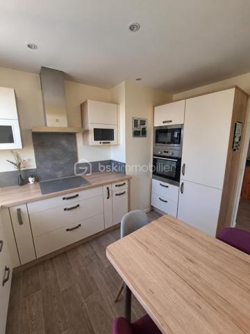 À deux pas du centre-ville et de l’ensemble de ses commerces, découvrez ce superbe appartement de type 3 situé au 7ᵉ étage d’une résidence sécurisée avec ascenseur, idéal pour profiter d’un quotidien confortable et pratique, notamment pour les personnes recherchant un logement accessible et fonctionnel.
 Entièrement rénové en 2019 avec goût, dans un esprit moderne et contemporain, il séduit par la qualité de ses matériaux, ses prestations soignées et son agencement optimisé.
 Dès l’entrée, vous apprécierez un vaste hall agrémenté de rangements et d’un dressing, menant à une cuisine aménagée et équipée de grande qualité, pensée pour allier esthétique et fonctionnalité. Vous serez ensuite conquis par une belle pièce de vie baignée de lumière, ouverte sur un agréable balcon-terrasse offrant une vue dégagée et un véritable espace extérieur pour savourer des moments de détente au calme. L’espace nuit se compose de deux chambres, dont l’une bénéficie d’un accès direct à la terrasse et est actuellement aménagée en bureau, d’une salle de bains équipée d’un meuble vasque de qualité ainsi que de WC indépendants.
 Pour compléter ce bien, vous disposerez d’un grand garage privatif et d’une cave sur graviers, des atouts particulièrement appréciables au quotidien. Double vitrage et volets roulants électriques viennent parfaire les prestations de cet appartement clé en main. 
Aucun travaux à prévoir : il ne vous reste plus qu’à poser vos valises et profiter de ce bien alliant modernité, luminosité, calme et proximité immédiate des commodités. 
Charges de copropriété : 220 €/mois, comprenant le chauffage et l’eau chaude par chaudière collective au gaz, l’ascenseur, le ménage des communs, l’entretien des extérieurs été comme hiver et le syndic professionnel. Des compteurs individuels venant d’être installés permettront une répartition des consommations selon l’usage de chacun, susceptible de faire évoluer le montant des charges. Seules l’électricité courante et l’eau froide restent à votre charge.
UN BIEN RARE À DÉCOUVRIR SANS TARDER, IDÉAL POUR CEUX QUI RECHERCHENT LE CONFORT D’UN APPARTEMENT SOIGNÉ AVEC EXTÉRIEUR, GARAGE ET VUE DÉGAGÉE !