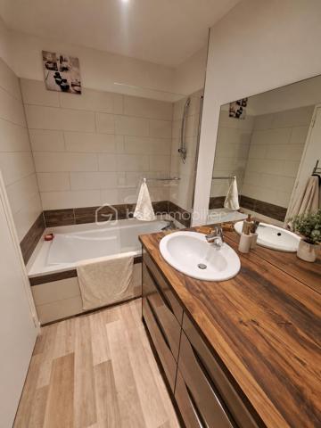 À deux pas du centre-ville et de l’ensemble de ses commerces, découvrez ce superbe appartement de type 3 situé au 7ᵉ étage d’une résidence sécurisée avec ascenseur, idéal pour profiter d’un quotidien confortable et pratique, notamment pour les personnes recherchant un logement accessible et fonctionnel.
 Entièrement rénové en 2019 avec goût, dans un esprit moderne et contemporain, il séduit par la qualité de ses matériaux, ses prestations soignées et son agencement optimisé.
 Dès l’entrée, vous apprécierez un vaste hall agrémenté de rangements et d’un dressing, menant à une cuisine aménagée et équipée de grande qualité, pensée pour allier esthétique et fonctionnalité. Vous serez ensuite conquis par une belle pièce de vie baignée de lumière, ouverte sur un agréable balcon-terrasse offrant une vue dégagée et un véritable espace extérieur pour savourer des moments de détente au calme. L’espace nuit se compose de deux chambres, dont l’une bénéficie d’un accès direct à la terrasse et est actuellement aménagée en bureau, d’une salle de bains équipée d’un meuble vasque de qualité ainsi que de WC indépendants.
 Pour compléter ce bien, vous disposerez d’un grand garage privatif et d’une cave sur graviers, des atouts particulièrement appréciables au quotidien. Double vitrage et volets roulants électriques viennent parfaire les prestations de cet appartement clé en main. 
Aucun travaux à prévoir : il ne vous reste plus qu’à poser vos valises et profiter de ce bien alliant modernité, luminosité, calme et proximité immédiate des commodités. 
Charges de copropriété : 220 €/mois, comprenant le chauffage et l’eau chaude par chaudière collective au gaz, l’ascenseur, le ménage des communs, l’entretien des extérieurs été comme hiver et le syndic professionnel. Des compteurs individuels venant d’être installés permettront une répartition des consommations selon l’usage de chacun, susceptible de faire évoluer le montant des charges. Seules l’électricité courante et l’eau froide restent à votre charge.
UN BIEN RARE À DÉCOUVRIR SANS TARDER, IDÉAL POUR CEUX QUI RECHERCHENT LE CONFORT D’UN APPARTEMENT SOIGNÉ AVEC EXTÉRIEUR, GARAGE ET VUE DÉGAGÉE !