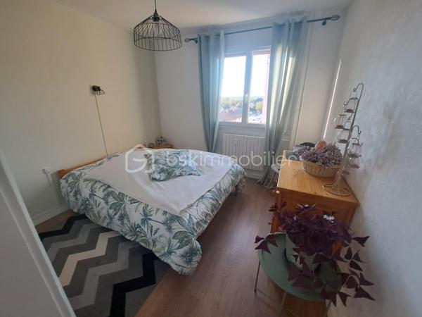 À deux pas du centre-ville et de l’ensemble de ses commerces, découvrez ce superbe appartement de type 3 situé au 7ᵉ étage d’une résidence sécurisée avec ascenseur, idéal pour profiter d’un quotidien confortable et pratique, notamment pour les personnes recherchant un logement accessible et fonctionnel.
 Entièrement rénové en 2019 avec goût, dans un esprit moderne et contemporain, il séduit par la qualité de ses matériaux, ses prestations soignées et son agencement optimisé.
 Dès l’entrée, vous apprécierez un vaste hall agrémenté de rangements et d’un dressing, menant à une cuisine aménagée et équipée de grande qualité, pensée pour allier esthétique et fonctionnalité. Vous serez ensuite conquis par une belle pièce de vie baignée de lumière, ouverte sur un agréable balcon-terrasse offrant une vue dégagée et un véritable espace extérieur pour savourer des moments de détente au calme. L’espace nuit se compose de deux chambres, dont l’une bénéficie d’un accès direct à la terrasse et est actuellement aménagée en bureau, d’une salle de bains équipée d’un meuble vasque de qualité ainsi que de WC indépendants.
 Pour compléter ce bien, vous disposerez d’un grand garage privatif et d’une cave sur graviers, des atouts particulièrement appréciables au quotidien. Double vitrage et volets roulants électriques viennent parfaire les prestations de cet appartement clé en main. 
Aucun travaux à prévoir : il ne vous reste plus qu’à poser vos valises et profiter de ce bien alliant modernité, luminosité, calme et proximité immédiate des commodités. 
Charges de copropriété : 220 €/mois, comprenant le chauffage et l’eau chaude par chaudière collective au gaz, l’ascenseur, le ménage des communs, l’entretien des extérieurs été comme hiver et le syndic professionnel. Des compteurs individuels venant d’être installés permettront une répartition des consommations selon l’usage de chacun, susceptible de faire évoluer le montant des charges. Seules l’électricité courante et l’eau froide restent à votre charge.
UN BIEN RARE À DÉCOUVRIR SANS TARDER, IDÉAL POUR CEUX QUI RECHERCHENT LE CONFORT D’UN APPARTEMENT SOIGNÉ AVEC EXTÉRIEUR, GARAGE ET VUE DÉGAGÉE !