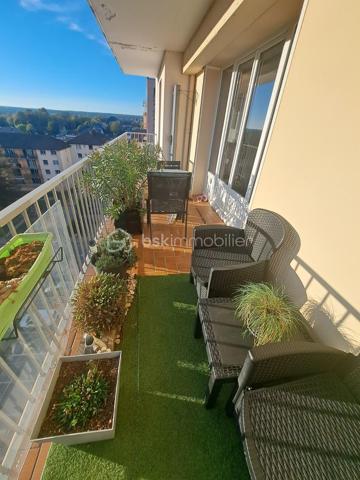 À deux pas du centre-ville et de l’ensemble de ses commerces, découvrez ce superbe appartement de type 3 situé au 7ᵉ étage d’une résidence sécurisée avec ascenseur, idéal pour profiter d’un quotidien confortable et pratique, notamment pour les personnes recherchant un logement accessible et fonctionnel.
 Entièrement rénové en 2019 avec goût, dans un esprit moderne et contemporain, il séduit par la qualité de ses matériaux, ses prestations soignées et son agencement optimisé.
 Dès l’entrée, vous apprécierez un vaste hall agrémenté de rangements et d’un dressing, menant à une cuisine aménagée et équipée de grande qualité, pensée pour allier esthétique et fonctionnalité. Vous serez ensuite conquis par une belle pièce de vie baignée de lumière, ouverte sur un agréable balcon-terrasse offrant une vue dégagée et un véritable espace extérieur pour savourer des moments de détente au calme. L’espace nuit se compose de deux chambres, dont l’une bénéficie d’un accès direct à la terrasse et est actuellement aménagée en bureau, d’une salle de bains équipée d’un meuble vasque de qualité ainsi que de WC indépendants.
 Pour compléter ce bien, vous disposerez d’un grand garage privatif et d’une cave sur graviers, des atouts particulièrement appréciables au quotidien. Double vitrage et volets roulants électriques viennent parfaire les prestations de cet appartement clé en main. 
Aucun travaux à prévoir : il ne vous reste plus qu’à poser vos valises et profiter de ce bien alliant modernité, luminosité, calme et proximité immédiate des commodités. 
Charges de copropriété : 220 €/mois, comprenant le chauffage et l’eau chaude par chaudière collective au gaz, l’ascenseur, le ménage des communs, l’entretien des extérieurs été comme hiver et le syndic professionnel. Des compteurs individuels venant d’être installés permettront une répartition des consommations selon l’usage de chacun, susceptible de faire évoluer le montant des charges. Seules l’électricité courante et l’eau froide restent à votre charge.
UN BIEN RARE À DÉCOUVRIR SANS TARDER, IDÉAL POUR CEUX QUI RECHERCHENT LE CONFORT D’UN APPARTEMENT SOIGNÉ AVEC EXTÉRIEUR, GARAGE ET VUE DÉGAGÉE !