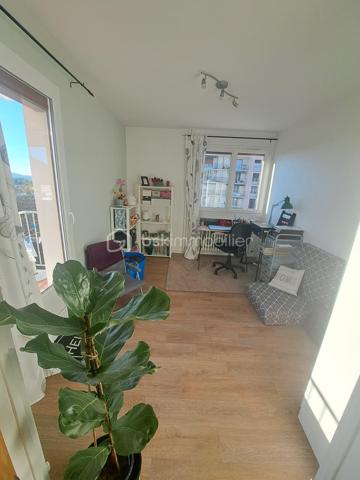 À deux pas du centre-ville et de l’ensemble de ses commerces, découvrez ce superbe appartement de type 3 situé au 7ᵉ étage d’une résidence sécurisée avec ascenseur, idéal pour profiter d’un quotidien confortable et pratique, notamment pour les personnes recherchant un logement accessible et fonctionnel.
 Entièrement rénové en 2019 avec goût, dans un esprit moderne et contemporain, il séduit par la qualité de ses matériaux, ses prestations soignées et son agencement optimisé.
 Dès l’entrée, vous apprécierez un vaste hall agrémenté de rangements et d’un dressing, menant à une cuisine aménagée et équipée de grande qualité, pensée pour allier esthétique et fonctionnalité. Vous serez ensuite conquis par une belle pièce de vie baignée de lumière, ouverte sur un agréable balcon-terrasse offrant une vue dégagée et un véritable espace extérieur pour savourer des moments de détente au calme. L’espace nuit se compose de deux chambres, dont l’une bénéficie d’un accès direct à la terrasse et est actuellement aménagée en bureau, d’une salle de bains équipée d’un meuble vasque de qualité ainsi que de WC indépendants.
 Pour compléter ce bien, vous disposerez d’un grand garage privatif et d’une cave sur graviers, des atouts particulièrement appréciables au quotidien. Double vitrage et volets roulants électriques viennent parfaire les prestations de cet appartement clé en main. 
Aucun travaux à prévoir : il ne vous reste plus qu’à poser vos valises et profiter de ce bien alliant modernité, luminosité, calme et proximité immédiate des commodités. 
Charges de copropriété : 220 €/mois, comprenant le chauffage et l’eau chaude par chaudière collective au gaz, l’ascenseur, le ménage des communs, l’entretien des extérieurs été comme hiver et le syndic professionnel. Des compteurs individuels venant d’être installés permettront une répartition des consommations selon l’usage de chacun, susceptible de faire évoluer le montant des charges. Seules l’électricité courante et l’eau froide restent à votre charge.
UN BIEN RARE À DÉCOUVRIR SANS TARDER, IDÉAL POUR CEUX QUI RECHERCHENT LE CONFORT D’UN APPARTEMENT SOIGNÉ AVEC EXTÉRIEUR, GARAGE ET VUE DÉGAGÉE !
