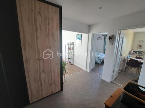 À deux pas du centre-ville et de l’ensemble de ses commerces, découvrez ce superbe appartement de type 3 situé au 7ᵉ étage d’une résidence sécurisée avec ascenseur, idéal pour profiter d’un quotidien confortable et pratique, notamment pour les personnes recherchant un logement accessible et fonctionnel.
 Entièrement rénové en 2019 avec goût, dans un esprit moderne et contemporain, il séduit par la qualité de ses matériaux, ses prestations soignées et son agencement optimisé.
 Dès l’entrée, vous apprécierez un vaste hall agrémenté de rangements et d’un dressing, menant à une cuisine aménagée et équipée de grande qualité, pensée pour allier esthétique et fonctionnalité. Vous serez ensuite conquis par une belle pièce de vie baignée de lumière, ouverte sur un agréable balcon-terrasse offrant une vue dégagée et un véritable espace extérieur pour savourer des moments de détente au calme. L’espace nuit se compose de deux chambres, dont l’une bénéficie d’un accès direct à la terrasse et est actuellement aménagée en bureau, d’une salle de bains équipée d’un meuble vasque de qualité ainsi que de WC indépendants.
 Pour compléter ce bien, vous disposerez d’un grand garage privatif et d’une cave sur graviers, des atouts particulièrement appréciables au quotidien. Double vitrage et volets roulants électriques viennent parfaire les prestations de cet appartement clé en main. 
Aucun travaux à prévoir : il ne vous reste plus qu’à poser vos valises et profiter de ce bien alliant modernité, luminosité, calme et proximité immédiate des commodités. 
Charges de copropriété : 220 €/mois, comprenant le chauffage et l’eau chaude par chaudière collective au gaz, l’ascenseur, le ménage des communs, l’entretien des extérieurs été comme hiver et le syndic professionnel. Des compteurs individuels venant d’être installés permettront une répartition des consommations selon l’usage de chacun, susceptible de faire évoluer le montant des charges. Seules l’électricité courante et l’eau froide restent à votre charge.
UN BIEN RARE À DÉCOUVRIR SANS TARDER, IDÉAL POUR CEUX QUI RECHERCHENT LE CONFORT D’UN APPARTEMENT SOIGNÉ AVEC EXTÉRIEUR, GARAGE ET VUE DÉGAGÉE !