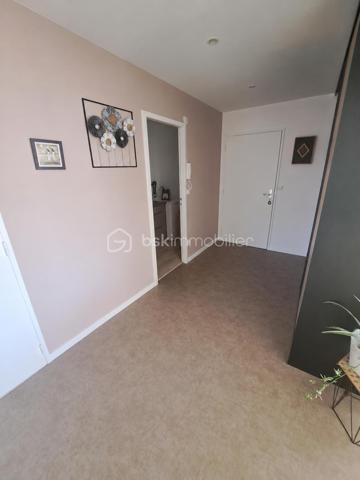 À deux pas du centre-ville et de l’ensemble de ses commerces, découvrez ce superbe appartement de type 3 situé au 7ᵉ étage d’une résidence sécurisée avec ascenseur, idéal pour profiter d’un quotidien confortable et pratique, notamment pour les personnes recherchant un logement accessible et fonctionnel.
 Entièrement rénové en 2019 avec goût, dans un esprit moderne et contemporain, il séduit par la qualité de ses matériaux, ses prestations soignées et son agencement optimisé.
 Dès l’entrée, vous apprécierez un vaste hall agrémenté de rangements et d’un dressing, menant à une cuisine aménagée et équipée de grande qualité, pensée pour allier esthétique et fonctionnalité. Vous serez ensuite conquis par une belle pièce de vie baignée de lumière, ouverte sur un agréable balcon-terrasse offrant une vue dégagée et un véritable espace extérieur pour savourer des moments de détente au calme. L’espace nuit se compose de deux chambres, dont l’une bénéficie d’un accès direct à la terrasse et est actuellement aménagée en bureau, d’une salle de bains équipée d’un meuble vasque de qualité ainsi que de WC indépendants.
 Pour compléter ce bien, vous disposerez d’un grand garage privatif et d’une cave sur graviers, des atouts particulièrement appréciables au quotidien. Double vitrage et volets roulants électriques viennent parfaire les prestations de cet appartement clé en main. 
Aucun travaux à prévoir : il ne vous reste plus qu’à poser vos valises et profiter de ce bien alliant modernité, luminosité, calme et proximité immédiate des commodités. 
Charges de copropriété : 220 €/mois, comprenant le chauffage et l’eau chaude par chaudière collective au gaz, l’ascenseur, le ménage des communs, l’entretien des extérieurs été comme hiver et le syndic professionnel. Des compteurs individuels venant d’être installés permettront une répartition des consommations selon l’usage de chacun, susceptible de faire évoluer le montant des charges. Seules l’électricité courante et l’eau froide restent à votre charge.
UN BIEN RARE À DÉCOUVRIR SANS TARDER, IDÉAL POUR CEUX QUI RECHERCHENT LE CONFORT D’UN APPARTEMENT SOIGNÉ AVEC EXTÉRIEUR, GARAGE ET VUE DÉGAGÉE !