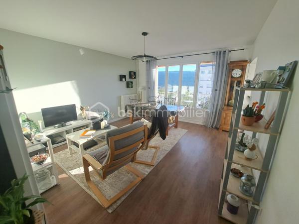 À deux pas du centre-ville et de l’ensemble de ses commerces, découvrez ce superbe appartement de type 3 situé au 7ᵉ étage d’une résidence sécurisée avec ascenseur, idéal pour profiter d’un quotidien confortable et pratique, notamment pour les personnes recherchant un logement accessible et fonctionnel.
 Entièrement rénové en 2019 avec goût, dans un esprit moderne et contemporain, il séduit par la qualité de ses matériaux, ses prestations soignées et son agencement optimisé.
 Dès l’entrée, vous apprécierez un vaste hall agrémenté de rangements et d’un dressing, menant à une cuisine aménagée et équipée de grande qualité, pensée pour allier esthétique et fonctionnalité. Vous serez ensuite conquis par une belle pièce de vie baignée de lumière, ouverte sur un agréable balcon-terrasse offrant une vue dégagée et un véritable espace extérieur pour savourer des moments de détente au calme. L’espace nuit se compose de deux chambres, dont l’une bénéficie d’un accès direct à la terrasse et est actuellement aménagée en bureau, d’une salle de bains équipée d’un meuble vasque de qualité ainsi que de WC indépendants.
 Pour compléter ce bien, vous disposerez d’un grand garage privatif et d’une cave sur graviers, des atouts particulièrement appréciables au quotidien. Double vitrage et volets roulants électriques viennent parfaire les prestations de cet appartement clé en main. 
Aucun travaux à prévoir : il ne vous reste plus qu’à poser vos valises et profiter de ce bien alliant modernité, luminosité, calme et proximité immédiate des commodités. 
Charges de copropriété : 220 €/mois, comprenant le chauffage et l’eau chaude par chaudière collective au gaz, l’ascenseur, le ménage des communs, l’entretien des extérieurs été comme hiver et le syndic professionnel. Des compteurs individuels venant d’être installés permettront une répartition des consommations selon l’usage de chacun, susceptible de faire évoluer le montant des charges. Seules l’électricité courante et l’eau froide restent à votre charge.
UN BIEN RARE À DÉCOUVRIR SANS TARDER, IDÉAL POUR CEUX QUI RECHERCHENT LE CONFORT D’UN APPARTEMENT SOIGNÉ AVEC EXTÉRIEUR, GARAGE ET VUE DÉGAGÉE !