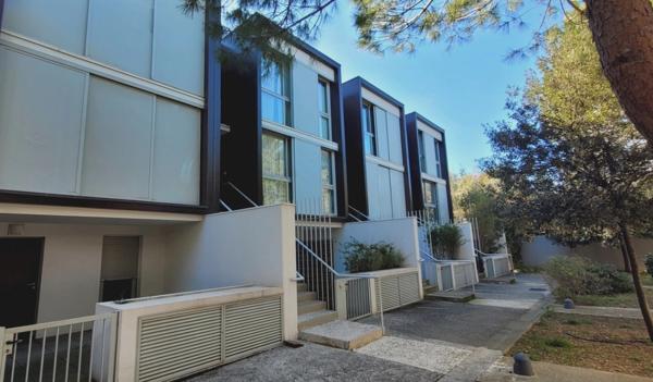 MONTPELLIER (34) Ovalie – Duplex 3 pièces avec terrasse, 2 parkings, climatisation – Résidence récente 2010 – Aucun travaux