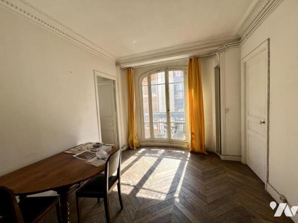 T3 A VENDRE - Charme de l’ancien au cœur du 19ᵉ : 3 pièces avec cheminées et parquet d’époque