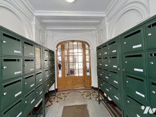 T3 A VENDRE - Charme de l’ancien au cœur du 19ᵉ : 3 pièces avec cheminées et parquet d’époque