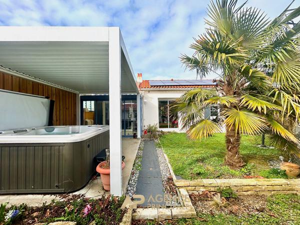 Maison de plain-pied rénovée - 2 chambres - jardin avec spa - environnement calme €570 625 ** - Référence MR691D1