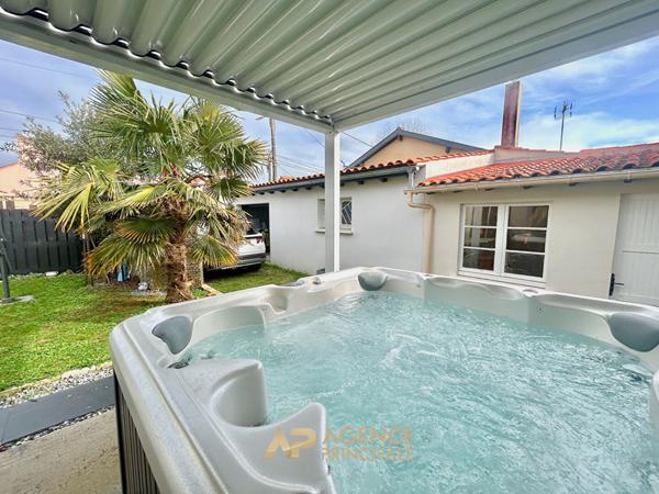 Maison de plain-pied rénovée - 2 chambres - jardin avec spa - environnement calme €570 625 ** - Référence MR691D1