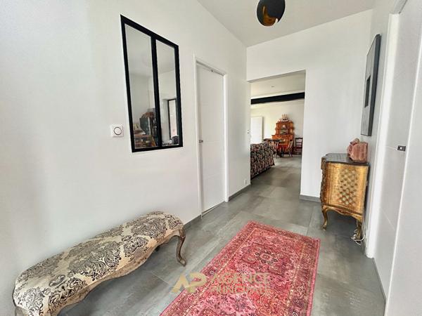 Maison de plain-pied rénovée - 2 chambres - jardin avec spa - environnement calme €570 625 ** - Référence MR691D1