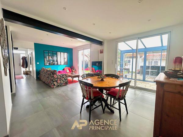 Maison de plain-pied rénovée - 2 chambres - jardin avec spa - environnement calme €570 625 ** - Référence MR691D1