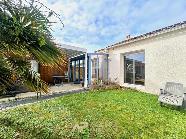 Maison de plain-pied rénovée - 2 chambres - jardin avec spa - environnement calme €570 625 ** - Référence MR691D1