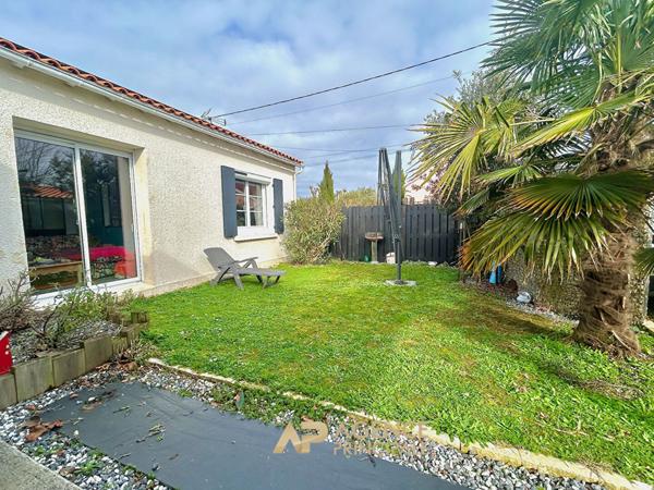 Maison de plain-pied rénovée - 2 chambres - jardin avec spa - environnement calme €570 625 ** - Référence MR691D1