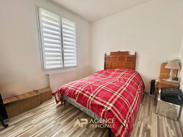 Maison de plain-pied rénovée - 2 chambres - jardin avec spa - environnement calme €570 625 ** - Référence MR691D1