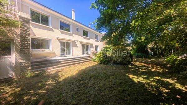 Bien que située en plein centre-bourg, la maison offre un environnement particulièrement calme, aussi bien à l’intérieur que dans le jardin, grâce à sa configuration qui préserve des nuisances.
Cette spacieuse maison développe environ 272 m² habitables sur une parcelle de 740 m². Offrant de beaux volumes et une distribution fonctionnelle, elle conviendra aussi bien à une grande famille qu’à un projet professionnel à domicile.

La maison se compose de 12 pièces, dont 5 chambres lumineuses réparties à l’étage où vous trouverez également deux salles de bain, plusieurs espaces de rangement et une grande salle de jeux pouvant être aménagée selon vos besoins : salle TV, espace détente, bibliothèque ou salle de sport.
Le rez-de-chaussée propose deux entrées indépendantes, un bureau, un cellier, une buanderie, ainsi qu’un vaste séjour avec cheminée ouvert sur une terrasse bien exposée, une grande cuisine ouverte, d’une cave et d’un garage.

À l’extérieur, la propriété dispose d’un jardin arboré agréable.

Son emplacement central permet un accès rapide aux commerces, écoles, collèges, services médicaux et commodités du quotidien accessibles à pied.

Situation géographique :
• Parthenay à environ 20 minutes
• Niort à environ 35 minutes
• Bressuire à environ 25 minutes
• Poitiers à environ 1h
• La Rochelle à environ 1h30

Le secteur de Secondigny est apprécié pour son cadre de vie dynamique, ses commerces de proximité, ses établissements scolaires et son environnement naturel préservé. La commune bénéficie également d’une vie associative active et d’un accès facilité vers les principaux pôles économiques du département.

Cette maison peut parfaitement convenir :
• à une grande famille recherchant de l’espace
• à une assistante maternelle grâce aux volumes disponibles et aux accès pratiques
• à une profession libérale ou paramédicale souhaitant exercer à domicile
• à un télétravailleur ayant besoin de plusieurs espaces de bureau
• à une activité de chambres d’hôtes ou de location meublée
• à une famille recomposée ou à un projet intergénérationnel

Les beaux volumes, les deux accès indépendants et les nombreuses pièces offrent de multiples possibilités d’aménagement et d’exploitation.

Pour plus d’informations ou organiser une visite, contactez-moi.