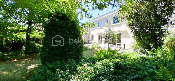 Bien que située en plein centre-bourg, la maison offre un environnement particulièrement calme, aussi bien à l’intérieur que dans le jardin, grâce à sa configuration qui préserve des nuisances.
Cette spacieuse maison développe environ 272 m² habitables sur une parcelle de 740 m². Offrant de beaux volumes et une distribution fonctionnelle, elle conviendra aussi bien à une grande famille qu’à un projet professionnel à domicile.

La maison se compose de 12 pièces, dont 5 chambres lumineuses réparties à l’étage où vous trouverez également deux salles de bain, plusieurs espaces de rangement et une grande salle de jeux pouvant être aménagée selon vos besoins : salle TV, espace détente, bibliothèque ou salle de sport.
Le rez-de-chaussée propose deux entrées indépendantes, un bureau, un cellier, une buanderie, ainsi qu’un vaste séjour avec cheminée ouvert sur une terrasse bien exposée, une grande cuisine ouverte, d’une cave et d’un garage.

À l’extérieur, la propriété dispose d’un jardin arboré agréable.

Son emplacement central permet un accès rapide aux commerces, écoles, collèges, services médicaux et commodités du quotidien accessibles à pied.

Situation géographique :
• Parthenay à environ 20 minutes
• Niort à environ 35 minutes
• Bressuire à environ 25 minutes
• Poitiers à environ 1h
• La Rochelle à environ 1h30

Le secteur de Secondigny est apprécié pour son cadre de vie dynamique, ses commerces de proximité, ses établissements scolaires et son environnement naturel préservé. La commune bénéficie également d’une vie associative active et d’un accès facilité vers les principaux pôles économiques du département.

Cette maison peut parfaitement convenir :
• à une grande famille recherchant de l’espace
• à une assistante maternelle grâce aux volumes disponibles et aux accès pratiques
• à une profession libérale ou paramédicale souhaitant exercer à domicile
• à un télétravailleur ayant besoin de plusieurs espaces de bureau
• à une activité de chambres d’hôtes ou de location meublée
• à une famille recomposée ou à un projet intergénérationnel

Les beaux volumes, les deux accès indépendants et les nombreuses pièces offrent de multiples possibilités d’aménagement et d’exploitation.

Pour plus d’informations ou organiser une visite, contactez-moi.