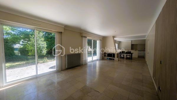 Bien que située en plein centre-bourg, la maison offre un environnement particulièrement calme, aussi bien à l’intérieur que dans le jardin, grâce à sa configuration qui préserve des nuisances.
Cette spacieuse maison développe environ 272 m² habitables sur une parcelle de 740 m². Offrant de beaux volumes et une distribution fonctionnelle, elle conviendra aussi bien à une grande famille qu’à un projet professionnel à domicile.

La maison se compose de 12 pièces, dont 5 chambres lumineuses réparties à l’étage où vous trouverez également deux salles de bain, plusieurs espaces de rangement et une grande salle de jeux pouvant être aménagée selon vos besoins : salle TV, espace détente, bibliothèque ou salle de sport.
Le rez-de-chaussée propose deux entrées indépendantes, un bureau, un cellier, une buanderie, ainsi qu’un vaste séjour avec cheminée ouvert sur une terrasse bien exposée, une grande cuisine ouverte, d’une cave et d’un garage.

À l’extérieur, la propriété dispose d’un jardin arboré agréable.

Son emplacement central permet un accès rapide aux commerces, écoles, collèges, services médicaux et commodités du quotidien accessibles à pied.

Situation géographique :
• Parthenay à environ 20 minutes
• Niort à environ 35 minutes
• Bressuire à environ 25 minutes
• Poitiers à environ 1h
• La Rochelle à environ 1h30

Le secteur de Secondigny est apprécié pour son cadre de vie dynamique, ses commerces de proximité, ses établissements scolaires et son environnement naturel préservé. La commune bénéficie également d’une vie associative active et d’un accès facilité vers les principaux pôles économiques du département.

Cette maison peut parfaitement convenir :
• à une grande famille recherchant de l’espace
• à une assistante maternelle grâce aux volumes disponibles et aux accès pratiques
• à une profession libérale ou paramédicale souhaitant exercer à domicile
• à un télétravailleur ayant besoin de plusieurs espaces de bureau
• à une activité de chambres d’hôtes ou de location meublée
• à une famille recomposée ou à un projet intergénérationnel

Les beaux volumes, les deux accès indépendants et les nombreuses pièces offrent de multiples possibilités d’aménagement et d’exploitation.

Pour plus d’informations ou organiser une visite, contactez-moi.