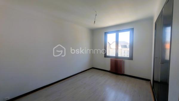 Bien que située en plein centre-bourg, la maison offre un environnement particulièrement calme, aussi bien à l’intérieur que dans le jardin, grâce à sa configuration qui préserve des nuisances.
Cette spacieuse maison développe environ 272 m² habitables sur une parcelle de 740 m². Offrant de beaux volumes et une distribution fonctionnelle, elle conviendra aussi bien à une grande famille qu’à un projet professionnel à domicile.

La maison se compose de 12 pièces, dont 5 chambres lumineuses réparties à l’étage où vous trouverez également deux salles de bain, plusieurs espaces de rangement et une grande salle de jeux pouvant être aménagée selon vos besoins : salle TV, espace détente, bibliothèque ou salle de sport.
Le rez-de-chaussée propose deux entrées indépendantes, un bureau, un cellier, une buanderie, ainsi qu’un vaste séjour avec cheminée ouvert sur une terrasse bien exposée, une grande cuisine ouverte, d’une cave et d’un garage.

À l’extérieur, la propriété dispose d’un jardin arboré agréable.

Son emplacement central permet un accès rapide aux commerces, écoles, collèges, services médicaux et commodités du quotidien accessibles à pied.

Situation géographique :
• Parthenay à environ 20 minutes
• Niort à environ 35 minutes
• Bressuire à environ 25 minutes
• Poitiers à environ 1h
• La Rochelle à environ 1h30

Le secteur de Secondigny est apprécié pour son cadre de vie dynamique, ses commerces de proximité, ses établissements scolaires et son environnement naturel préservé. La commune bénéficie également d’une vie associative active et d’un accès facilité vers les principaux pôles économiques du département.

Cette maison peut parfaitement convenir :
• à une grande famille recherchant de l’espace
• à une assistante maternelle grâce aux volumes disponibles et aux accès pratiques
• à une profession libérale ou paramédicale souhaitant exercer à domicile
• à un télétravailleur ayant besoin de plusieurs espaces de bureau
• à une activité de chambres d’hôtes ou de location meublée
• à une famille recomposée ou à un projet intergénérationnel

Les beaux volumes, les deux accès indépendants et les nombreuses pièces offrent de multiples possibilités d’aménagement et d’exploitation.

Pour plus d’informations ou organiser une visite, contactez-moi.