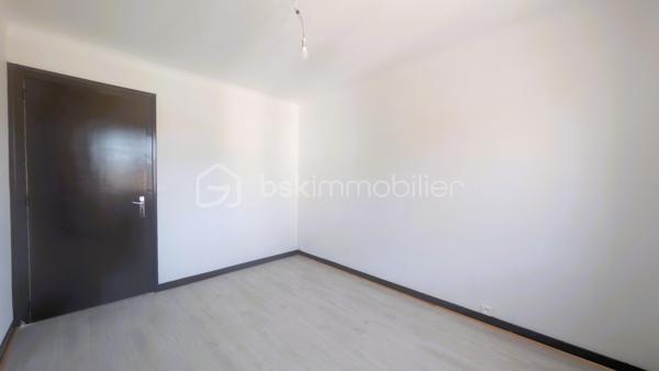 Bien que située en plein centre-bourg, la maison offre un environnement particulièrement calme, aussi bien à l’intérieur que dans le jardin, grâce à sa configuration qui préserve des nuisances.
Cette spacieuse maison développe environ 272 m² habitables sur une parcelle de 740 m². Offrant de beaux volumes et une distribution fonctionnelle, elle conviendra aussi bien à une grande famille qu’à un projet professionnel à domicile.

La maison se compose de 12 pièces, dont 5 chambres lumineuses réparties à l’étage où vous trouverez également deux salles de bain, plusieurs espaces de rangement et une grande salle de jeux pouvant être aménagée selon vos besoins : salle TV, espace détente, bibliothèque ou salle de sport.
Le rez-de-chaussée propose deux entrées indépendantes, un bureau, un cellier, une buanderie, ainsi qu’un vaste séjour avec cheminée ouvert sur une terrasse bien exposée, une grande cuisine ouverte, d’une cave et d’un garage.

À l’extérieur, la propriété dispose d’un jardin arboré agréable.

Son emplacement central permet un accès rapide aux commerces, écoles, collèges, services médicaux et commodités du quotidien accessibles à pied.

Situation géographique :
• Parthenay à environ 20 minutes
• Niort à environ 35 minutes
• Bressuire à environ 25 minutes
• Poitiers à environ 1h
• La Rochelle à environ 1h30

Le secteur de Secondigny est apprécié pour son cadre de vie dynamique, ses commerces de proximité, ses établissements scolaires et son environnement naturel préservé. La commune bénéficie également d’une vie associative active et d’un accès facilité vers les principaux pôles économiques du département.

Cette maison peut parfaitement convenir :
• à une grande famille recherchant de l’espace
• à une assistante maternelle grâce aux volumes disponibles et aux accès pratiques
• à une profession libérale ou paramédicale souhaitant exercer à domicile
• à un télétravailleur ayant besoin de plusieurs espaces de bureau
• à une activité de chambres d’hôtes ou de location meublée
• à une famille recomposée ou à un projet intergénérationnel

Les beaux volumes, les deux accès indépendants et les nombreuses pièces offrent de multiples possibilités d’aménagement et d’exploitation.

Pour plus d’informations ou organiser une visite, contactez-moi.