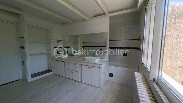 Bien que située en plein centre-bourg, la maison offre un environnement particulièrement calme, aussi bien à l’intérieur que dans le jardin, grâce à sa configuration qui préserve des nuisances.
Cette spacieuse maison développe environ 272 m² habitables sur une parcelle de 740 m². Offrant de beaux volumes et une distribution fonctionnelle, elle conviendra aussi bien à une grande famille qu’à un projet professionnel à domicile.

La maison se compose de 12 pièces, dont 5 chambres lumineuses réparties à l’étage où vous trouverez également deux salles de bain, plusieurs espaces de rangement et une grande salle de jeux pouvant être aménagée selon vos besoins : salle TV, espace détente, bibliothèque ou salle de sport.
Le rez-de-chaussée propose deux entrées indépendantes, un bureau, un cellier, une buanderie, ainsi qu’un vaste séjour avec cheminée ouvert sur une terrasse bien exposée, une grande cuisine ouverte, d’une cave et d’un garage.

À l’extérieur, la propriété dispose d’un jardin arboré agréable.

Son emplacement central permet un accès rapide aux commerces, écoles, collèges, services médicaux et commodités du quotidien accessibles à pied.

Situation géographique :
• Parthenay à environ 20 minutes
• Niort à environ 35 minutes
• Bressuire à environ 25 minutes
• Poitiers à environ 1h
• La Rochelle à environ 1h30

Le secteur de Secondigny est apprécié pour son cadre de vie dynamique, ses commerces de proximité, ses établissements scolaires et son environnement naturel préservé. La commune bénéficie également d’une vie associative active et d’un accès facilité vers les principaux pôles économiques du département.

Cette maison peut parfaitement convenir :
• à une grande famille recherchant de l’espace
• à une assistante maternelle grâce aux volumes disponibles et aux accès pratiques
• à une profession libérale ou paramédicale souhaitant exercer à domicile
• à un télétravailleur ayant besoin de plusieurs espaces de bureau
• à une activité de chambres d’hôtes ou de location meublée
• à une famille recomposée ou à un projet intergénérationnel

Les beaux volumes, les deux accès indépendants et les nombreuses pièces offrent de multiples possibilités d’aménagement et d’exploitation.

Pour plus d’informations ou organiser une visite, contactez-moi.