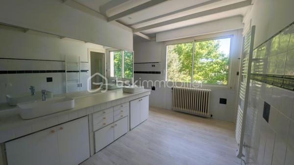 Bien que située en plein centre-bourg, la maison offre un environnement particulièrement calme, aussi bien à l’intérieur que dans le jardin, grâce à sa configuration qui préserve des nuisances.
Cette spacieuse maison développe environ 272 m² habitables sur une parcelle de 740 m². Offrant de beaux volumes et une distribution fonctionnelle, elle conviendra aussi bien à une grande famille qu’à un projet professionnel à domicile.

La maison se compose de 12 pièces, dont 5 chambres lumineuses réparties à l’étage où vous trouverez également deux salles de bain, plusieurs espaces de rangement et une grande salle de jeux pouvant être aménagée selon vos besoins : salle TV, espace détente, bibliothèque ou salle de sport.
Le rez-de-chaussée propose deux entrées indépendantes, un bureau, un cellier, une buanderie, ainsi qu’un vaste séjour avec cheminée ouvert sur une terrasse bien exposée, une grande cuisine ouverte, d’une cave et d’un garage.

À l’extérieur, la propriété dispose d’un jardin arboré agréable.

Son emplacement central permet un accès rapide aux commerces, écoles, collèges, services médicaux et commodités du quotidien accessibles à pied.

Situation géographique :
• Parthenay à environ 20 minutes
• Niort à environ 35 minutes
• Bressuire à environ 25 minutes
• Poitiers à environ 1h
• La Rochelle à environ 1h30

Le secteur de Secondigny est apprécié pour son cadre de vie dynamique, ses commerces de proximité, ses établissements scolaires et son environnement naturel préservé. La commune bénéficie également d’une vie associative active et d’un accès facilité vers les principaux pôles économiques du département.

Cette maison peut parfaitement convenir :
• à une grande famille recherchant de l’espace
• à une assistante maternelle grâce aux volumes disponibles et aux accès pratiques
• à une profession libérale ou paramédicale souhaitant exercer à domicile
• à un télétravailleur ayant besoin de plusieurs espaces de bureau
• à une activité de chambres d’hôtes ou de location meublée
• à une famille recomposée ou à un projet intergénérationnel

Les beaux volumes, les deux accès indépendants et les nombreuses pièces offrent de multiples possibilités d’aménagement et d’exploitation.

Pour plus d’informations ou organiser une visite, contactez-moi.