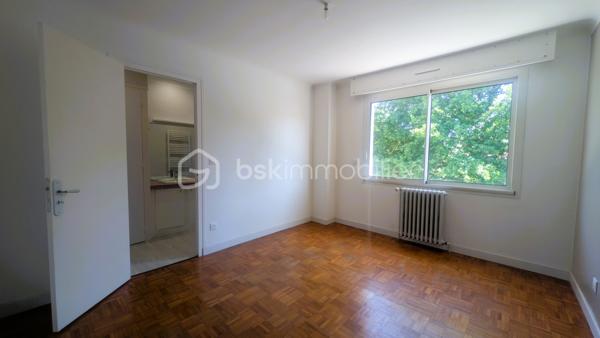 Bien que située en plein centre-bourg, la maison offre un environnement particulièrement calme, aussi bien à l’intérieur que dans le jardin, grâce à sa configuration qui préserve des nuisances.
Cette spacieuse maison développe environ 272 m² habitables sur une parcelle de 740 m². Offrant de beaux volumes et une distribution fonctionnelle, elle conviendra aussi bien à une grande famille qu’à un projet professionnel à domicile.

La maison se compose de 12 pièces, dont 5 chambres lumineuses réparties à l’étage où vous trouverez également deux salles de bain, plusieurs espaces de rangement et une grande salle de jeux pouvant être aménagée selon vos besoins : salle TV, espace détente, bibliothèque ou salle de sport.
Le rez-de-chaussée propose deux entrées indépendantes, un bureau, un cellier, une buanderie, ainsi qu’un vaste séjour avec cheminée ouvert sur une terrasse bien exposée, une grande cuisine ouverte, d’une cave et d’un garage.

À l’extérieur, la propriété dispose d’un jardin arboré agréable.

Son emplacement central permet un accès rapide aux commerces, écoles, collèges, services médicaux et commodités du quotidien accessibles à pied.

Situation géographique :
• Parthenay à environ 20 minutes
• Niort à environ 35 minutes
• Bressuire à environ 25 minutes
• Poitiers à environ 1h
• La Rochelle à environ 1h30

Le secteur de Secondigny est apprécié pour son cadre de vie dynamique, ses commerces de proximité, ses établissements scolaires et son environnement naturel préservé. La commune bénéficie également d’une vie associative active et d’un accès facilité vers les principaux pôles économiques du département.

Cette maison peut parfaitement convenir :
• à une grande famille recherchant de l’espace
• à une assistante maternelle grâce aux volumes disponibles et aux accès pratiques
• à une profession libérale ou paramédicale souhaitant exercer à domicile
• à un télétravailleur ayant besoin de plusieurs espaces de bureau
• à une activité de chambres d’hôtes ou de location meublée
• à une famille recomposée ou à un projet intergénérationnel

Les beaux volumes, les deux accès indépendants et les nombreuses pièces offrent de multiples possibilités d’aménagement et d’exploitation.

Pour plus d’informations ou organiser une visite, contactez-moi.
