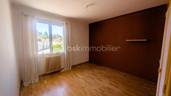 Bien que située en plein centre-bourg, la maison offre un environnement particulièrement calme, aussi bien à l’intérieur que dans le jardin, grâce à sa configuration qui préserve des nuisances.
Cette spacieuse maison développe environ 272 m² habitables sur une parcelle de 740 m². Offrant de beaux volumes et une distribution fonctionnelle, elle conviendra aussi bien à une grande famille qu’à un projet professionnel à domicile.

La maison se compose de 12 pièces, dont 5 chambres lumineuses réparties à l’étage où vous trouverez également deux salles de bain, plusieurs espaces de rangement et une grande salle de jeux pouvant être aménagée selon vos besoins : salle TV, espace détente, bibliothèque ou salle de sport.
Le rez-de-chaussée propose deux entrées indépendantes, un bureau, un cellier, une buanderie, ainsi qu’un vaste séjour avec cheminée ouvert sur une terrasse bien exposée, une grande cuisine ouverte, d’une cave et d’un garage.

À l’extérieur, la propriété dispose d’un jardin arboré agréable.

Son emplacement central permet un accès rapide aux commerces, écoles, collèges, services médicaux et commodités du quotidien accessibles à pied.

Situation géographique :
• Parthenay à environ 20 minutes
• Niort à environ 35 minutes
• Bressuire à environ 25 minutes
• Poitiers à environ 1h
• La Rochelle à environ 1h30

Le secteur de Secondigny est apprécié pour son cadre de vie dynamique, ses commerces de proximité, ses établissements scolaires et son environnement naturel préservé. La commune bénéficie également d’une vie associative active et d’un accès facilité vers les principaux pôles économiques du département.

Cette maison peut parfaitement convenir :
• à une grande famille recherchant de l’espace
• à une assistante maternelle grâce aux volumes disponibles et aux accès pratiques
• à une profession libérale ou paramédicale souhaitant exercer à domicile
• à un télétravailleur ayant besoin de plusieurs espaces de bureau
• à une activité de chambres d’hôtes ou de location meublée
• à une famille recomposée ou à un projet intergénérationnel

Les beaux volumes, les deux accès indépendants et les nombreuses pièces offrent de multiples possibilités d’aménagement et d’exploitation.

Pour plus d’informations ou organiser une visite, contactez-moi.