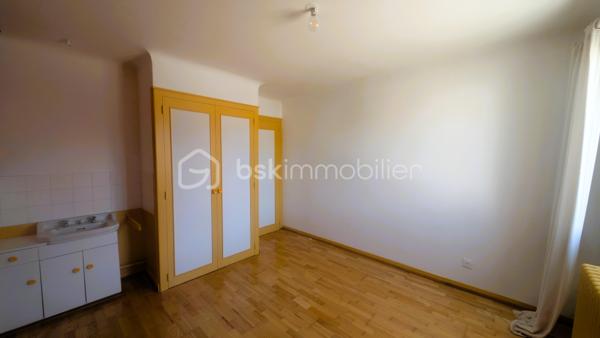 Bien que située en plein centre-bourg, la maison offre un environnement particulièrement calme, aussi bien à l’intérieur que dans le jardin, grâce à sa configuration qui préserve des nuisances.
Cette spacieuse maison développe environ 272 m² habitables sur une parcelle de 740 m². Offrant de beaux volumes et une distribution fonctionnelle, elle conviendra aussi bien à une grande famille qu’à un projet professionnel à domicile.

La maison se compose de 12 pièces, dont 5 chambres lumineuses réparties à l’étage où vous trouverez également deux salles de bain, plusieurs espaces de rangement et une grande salle de jeux pouvant être aménagée selon vos besoins : salle TV, espace détente, bibliothèque ou salle de sport.
Le rez-de-chaussée propose deux entrées indépendantes, un bureau, un cellier, une buanderie, ainsi qu’un vaste séjour avec cheminée ouvert sur une terrasse bien exposée, une grande cuisine ouverte, d’une cave et d’un garage.

À l’extérieur, la propriété dispose d’un jardin arboré agréable.

Son emplacement central permet un accès rapide aux commerces, écoles, collèges, services médicaux et commodités du quotidien accessibles à pied.

Situation géographique :
• Parthenay à environ 20 minutes
• Niort à environ 35 minutes
• Bressuire à environ 25 minutes
• Poitiers à environ 1h
• La Rochelle à environ 1h30

Le secteur de Secondigny est apprécié pour son cadre de vie dynamique, ses commerces de proximité, ses établissements scolaires et son environnement naturel préservé. La commune bénéficie également d’une vie associative active et d’un accès facilité vers les principaux pôles économiques du département.

Cette maison peut parfaitement convenir :
• à une grande famille recherchant de l’espace
• à une assistante maternelle grâce aux volumes disponibles et aux accès pratiques
• à une profession libérale ou paramédicale souhaitant exercer à domicile
• à un télétravailleur ayant besoin de plusieurs espaces de bureau
• à une activité de chambres d’hôtes ou de location meublée
• à une famille recomposée ou à un projet intergénérationnel

Les beaux volumes, les deux accès indépendants et les nombreuses pièces offrent de multiples possibilités d’aménagement et d’exploitation.

Pour plus d’informations ou organiser une visite, contactez-moi.