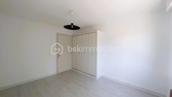 Bien que située en plein centre-bourg, la maison offre un environnement particulièrement calme, aussi bien à l’intérieur que dans le jardin, grâce à sa configuration qui préserve des nuisances.
Cette spacieuse maison développe environ 272 m² habitables sur une parcelle de 740 m². Offrant de beaux volumes et une distribution fonctionnelle, elle conviendra aussi bien à une grande famille qu’à un projet professionnel à domicile.

La maison se compose de 12 pièces, dont 5 chambres lumineuses réparties à l’étage où vous trouverez également deux salles de bain, plusieurs espaces de rangement et une grande salle de jeux pouvant être aménagée selon vos besoins : salle TV, espace détente, bibliothèque ou salle de sport.
Le rez-de-chaussée propose deux entrées indépendantes, un bureau, un cellier, une buanderie, ainsi qu’un vaste séjour avec cheminée ouvert sur une terrasse bien exposée, une grande cuisine ouverte, d’une cave et d’un garage.

À l’extérieur, la propriété dispose d’un jardin arboré agréable.

Son emplacement central permet un accès rapide aux commerces, écoles, collèges, services médicaux et commodités du quotidien accessibles à pied.

Situation géographique :
• Parthenay à environ 20 minutes
• Niort à environ 35 minutes
• Bressuire à environ 25 minutes
• Poitiers à environ 1h
• La Rochelle à environ 1h30

Le secteur de Secondigny est apprécié pour son cadre de vie dynamique, ses commerces de proximité, ses établissements scolaires et son environnement naturel préservé. La commune bénéficie également d’une vie associative active et d’un accès facilité vers les principaux pôles économiques du département.

Cette maison peut parfaitement convenir :
• à une grande famille recherchant de l’espace
• à une assistante maternelle grâce aux volumes disponibles et aux accès pratiques
• à une profession libérale ou paramédicale souhaitant exercer à domicile
• à un télétravailleur ayant besoin de plusieurs espaces de bureau
• à une activité de chambres d’hôtes ou de location meublée
• à une famille recomposée ou à un projet intergénérationnel

Les beaux volumes, les deux accès indépendants et les nombreuses pièces offrent de multiples possibilités d’aménagement et d’exploitation.

Pour plus d’informations ou organiser une visite, contactez-moi.
