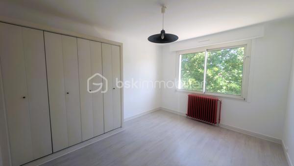 Bien que située en plein centre-bourg, la maison offre un environnement particulièrement calme, aussi bien à l’intérieur que dans le jardin, grâce à sa configuration qui préserve des nuisances.
Cette spacieuse maison développe environ 272 m² habitables sur une parcelle de 740 m². Offrant de beaux volumes et une distribution fonctionnelle, elle conviendra aussi bien à une grande famille qu’à un projet professionnel à domicile.

La maison se compose de 12 pièces, dont 5 chambres lumineuses réparties à l’étage où vous trouverez également deux salles de bain, plusieurs espaces de rangement et une grande salle de jeux pouvant être aménagée selon vos besoins : salle TV, espace détente, bibliothèque ou salle de sport.
Le rez-de-chaussée propose deux entrées indépendantes, un bureau, un cellier, une buanderie, ainsi qu’un vaste séjour avec cheminée ouvert sur une terrasse bien exposée, une grande cuisine ouverte, d’une cave et d’un garage.

À l’extérieur, la propriété dispose d’un jardin arboré agréable.

Son emplacement central permet un accès rapide aux commerces, écoles, collèges, services médicaux et commodités du quotidien accessibles à pied.

Situation géographique :
• Parthenay à environ 20 minutes
• Niort à environ 35 minutes
• Bressuire à environ 25 minutes
• Poitiers à environ 1h
• La Rochelle à environ 1h30

Le secteur de Secondigny est apprécié pour son cadre de vie dynamique, ses commerces de proximité, ses établissements scolaires et son environnement naturel préservé. La commune bénéficie également d’une vie associative active et d’un accès facilité vers les principaux pôles économiques du département.

Cette maison peut parfaitement convenir :
• à une grande famille recherchant de l’espace
• à une assistante maternelle grâce aux volumes disponibles et aux accès pratiques
• à une profession libérale ou paramédicale souhaitant exercer à domicile
• à un télétravailleur ayant besoin de plusieurs espaces de bureau
• à une activité de chambres d’hôtes ou de location meublée
• à une famille recomposée ou à un projet intergénérationnel

Les beaux volumes, les deux accès indépendants et les nombreuses pièces offrent de multiples possibilités d’aménagement et d’exploitation.

Pour plus d’informations ou organiser une visite, contactez-moi.