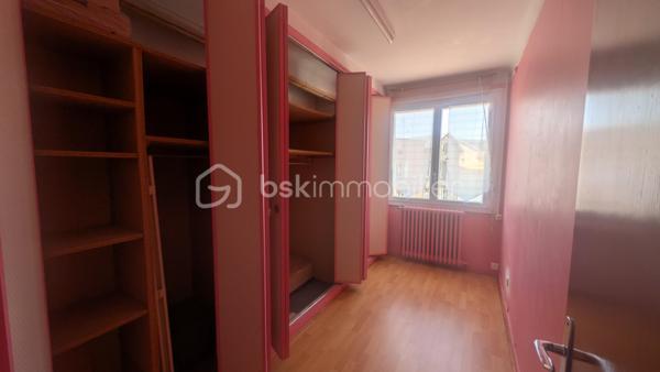Bien que située en plein centre-bourg, la maison offre un environnement particulièrement calme, aussi bien à l’intérieur que dans le jardin, grâce à sa configuration qui préserve des nuisances.
Cette spacieuse maison développe environ 272 m² habitables sur une parcelle de 740 m². Offrant de beaux volumes et une distribution fonctionnelle, elle conviendra aussi bien à une grande famille qu’à un projet professionnel à domicile.

La maison se compose de 12 pièces, dont 5 chambres lumineuses réparties à l’étage où vous trouverez également deux salles de bain, plusieurs espaces de rangement et une grande salle de jeux pouvant être aménagée selon vos besoins : salle TV, espace détente, bibliothèque ou salle de sport.
Le rez-de-chaussée propose deux entrées indépendantes, un bureau, un cellier, une buanderie, ainsi qu’un vaste séjour avec cheminée ouvert sur une terrasse bien exposée, une grande cuisine ouverte, d’une cave et d’un garage.

À l’extérieur, la propriété dispose d’un jardin arboré agréable.

Son emplacement central permet un accès rapide aux commerces, écoles, collèges, services médicaux et commodités du quotidien accessibles à pied.

Situation géographique :
• Parthenay à environ 20 minutes
• Niort à environ 35 minutes
• Bressuire à environ 25 minutes
• Poitiers à environ 1h
• La Rochelle à environ 1h30

Le secteur de Secondigny est apprécié pour son cadre de vie dynamique, ses commerces de proximité, ses établissements scolaires et son environnement naturel préservé. La commune bénéficie également d’une vie associative active et d’un accès facilité vers les principaux pôles économiques du département.

Cette maison peut parfaitement convenir :
• à une grande famille recherchant de l’espace
• à une assistante maternelle grâce aux volumes disponibles et aux accès pratiques
• à une profession libérale ou paramédicale souhaitant exercer à domicile
• à un télétravailleur ayant besoin de plusieurs espaces de bureau
• à une activité de chambres d’hôtes ou de location meublée
• à une famille recomposée ou à un projet intergénérationnel

Les beaux volumes, les deux accès indépendants et les nombreuses pièces offrent de multiples possibilités d’aménagement et d’exploitation.

Pour plus d’informations ou organiser une visite, contactez-moi.