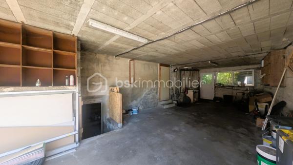 Bien que située en plein centre-bourg, la maison offre un environnement particulièrement calme, aussi bien à l’intérieur que dans le jardin, grâce à sa configuration qui préserve des nuisances.
Cette spacieuse maison développe environ 272 m² habitables sur une parcelle de 740 m². Offrant de beaux volumes et une distribution fonctionnelle, elle conviendra aussi bien à une grande famille qu’à un projet professionnel à domicile.

La maison se compose de 12 pièces, dont 5 chambres lumineuses réparties à l’étage où vous trouverez également deux salles de bain, plusieurs espaces de rangement et une grande salle de jeux pouvant être aménagée selon vos besoins : salle TV, espace détente, bibliothèque ou salle de sport.
Le rez-de-chaussée propose deux entrées indépendantes, un bureau, un cellier, une buanderie, ainsi qu’un vaste séjour avec cheminée ouvert sur une terrasse bien exposée, une grande cuisine ouverte, d’une cave et d’un garage.

À l’extérieur, la propriété dispose d’un jardin arboré agréable.

Son emplacement central permet un accès rapide aux commerces, écoles, collèges, services médicaux et commodités du quotidien accessibles à pied.

Situation géographique :
• Parthenay à environ 20 minutes
• Niort à environ 35 minutes
• Bressuire à environ 25 minutes
• Poitiers à environ 1h
• La Rochelle à environ 1h30

Le secteur de Secondigny est apprécié pour son cadre de vie dynamique, ses commerces de proximité, ses établissements scolaires et son environnement naturel préservé. La commune bénéficie également d’une vie associative active et d’un accès facilité vers les principaux pôles économiques du département.

Cette maison peut parfaitement convenir :
• à une grande famille recherchant de l’espace
• à une assistante maternelle grâce aux volumes disponibles et aux accès pratiques
• à une profession libérale ou paramédicale souhaitant exercer à domicile
• à un télétravailleur ayant besoin de plusieurs espaces de bureau
• à une activité de chambres d’hôtes ou de location meublée
• à une famille recomposée ou à un projet intergénérationnel

Les beaux volumes, les deux accès indépendants et les nombreuses pièces offrent de multiples possibilités d’aménagement et d’exploitation.

Pour plus d’informations ou organiser une visite, contactez-moi.