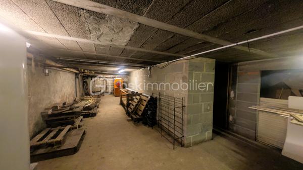 Bien que située en plein centre-bourg, la maison offre un environnement particulièrement calme, aussi bien à l’intérieur que dans le jardin, grâce à sa configuration qui préserve des nuisances.
Cette spacieuse maison développe environ 272 m² habitables sur une parcelle de 740 m². Offrant de beaux volumes et une distribution fonctionnelle, elle conviendra aussi bien à une grande famille qu’à un projet professionnel à domicile.

La maison se compose de 12 pièces, dont 5 chambres lumineuses réparties à l’étage où vous trouverez également deux salles de bain, plusieurs espaces de rangement et une grande salle de jeux pouvant être aménagée selon vos besoins : salle TV, espace détente, bibliothèque ou salle de sport.
Le rez-de-chaussée propose deux entrées indépendantes, un bureau, un cellier, une buanderie, ainsi qu’un vaste séjour avec cheminée ouvert sur une terrasse bien exposée, une grande cuisine ouverte, d’une cave et d’un garage.

À l’extérieur, la propriété dispose d’un jardin arboré agréable.

Son emplacement central permet un accès rapide aux commerces, écoles, collèges, services médicaux et commodités du quotidien accessibles à pied.

Situation géographique :
• Parthenay à environ 20 minutes
• Niort à environ 35 minutes
• Bressuire à environ 25 minutes
• Poitiers à environ 1h
• La Rochelle à environ 1h30

Le secteur de Secondigny est apprécié pour son cadre de vie dynamique, ses commerces de proximité, ses établissements scolaires et son environnement naturel préservé. La commune bénéficie également d’une vie associative active et d’un accès facilité vers les principaux pôles économiques du département.

Cette maison peut parfaitement convenir :
• à une grande famille recherchant de l’espace
• à une assistante maternelle grâce aux volumes disponibles et aux accès pratiques
• à une profession libérale ou paramédicale souhaitant exercer à domicile
• à un télétravailleur ayant besoin de plusieurs espaces de bureau
• à une activité de chambres d’hôtes ou de location meublée
• à une famille recomposée ou à un projet intergénérationnel

Les beaux volumes, les deux accès indépendants et les nombreuses pièces offrent de multiples possibilités d’aménagement et d’exploitation.

Pour plus d’informations ou organiser une visite, contactez-moi.
