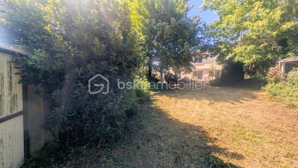 Bien que située en plein centre-bourg, la maison offre un environnement particulièrement calme, aussi bien à l’intérieur que dans le jardin, grâce à sa configuration qui préserve des nuisances.
Cette spacieuse maison développe environ 272 m² habitables sur une parcelle de 740 m². Offrant de beaux volumes et une distribution fonctionnelle, elle conviendra aussi bien à une grande famille qu’à un projet professionnel à domicile.

La maison se compose de 12 pièces, dont 5 chambres lumineuses réparties à l’étage où vous trouverez également deux salles de bain, plusieurs espaces de rangement et une grande salle de jeux pouvant être aménagée selon vos besoins : salle TV, espace détente, bibliothèque ou salle de sport.
Le rez-de-chaussée propose deux entrées indépendantes, un bureau, un cellier, une buanderie, ainsi qu’un vaste séjour avec cheminée ouvert sur une terrasse bien exposée, une grande cuisine ouverte, d’une cave et d’un garage.

À l’extérieur, la propriété dispose d’un jardin arboré agréable.

Son emplacement central permet un accès rapide aux commerces, écoles, collèges, services médicaux et commodités du quotidien accessibles à pied.

Situation géographique :
• Parthenay à environ 20 minutes
• Niort à environ 35 minutes
• Bressuire à environ 25 minutes
• Poitiers à environ 1h
• La Rochelle à environ 1h30

Le secteur de Secondigny est apprécié pour son cadre de vie dynamique, ses commerces de proximité, ses établissements scolaires et son environnement naturel préservé. La commune bénéficie également d’une vie associative active et d’un accès facilité vers les principaux pôles économiques du département.

Cette maison peut parfaitement convenir :
• à une grande famille recherchant de l’espace
• à une assistante maternelle grâce aux volumes disponibles et aux accès pratiques
• à une profession libérale ou paramédicale souhaitant exercer à domicile
• à un télétravailleur ayant besoin de plusieurs espaces de bureau
• à une activité de chambres d’hôtes ou de location meublée
• à une famille recomposée ou à un projet intergénérationnel

Les beaux volumes, les deux accès indépendants et les nombreuses pièces offrent de multiples possibilités d’aménagement et d’exploitation.

Pour plus d’informations ou organiser une visite, contactez-moi.