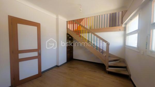 Bien que située en plein centre-bourg, la maison offre un environnement particulièrement calme, aussi bien à l’intérieur que dans le jardin, grâce à sa configuration qui préserve des nuisances.
Cette spacieuse maison développe environ 272 m² habitables sur une parcelle de 740 m². Offrant de beaux volumes et une distribution fonctionnelle, elle conviendra aussi bien à une grande famille qu’à un projet professionnel à domicile.

La maison se compose de 12 pièces, dont 5 chambres lumineuses réparties à l’étage où vous trouverez également deux salles de bain, plusieurs espaces de rangement et une grande salle de jeux pouvant être aménagée selon vos besoins : salle TV, espace détente, bibliothèque ou salle de sport.
Le rez-de-chaussée propose deux entrées indépendantes, un bureau, un cellier, une buanderie, ainsi qu’un vaste séjour avec cheminée ouvert sur une terrasse bien exposée, une grande cuisine ouverte, d’une cave et d’un garage.

À l’extérieur, la propriété dispose d’un jardin arboré agréable.

Son emplacement central permet un accès rapide aux commerces, écoles, collèges, services médicaux et commodités du quotidien accessibles à pied.

Situation géographique :
• Parthenay à environ 20 minutes
• Niort à environ 35 minutes
• Bressuire à environ 25 minutes
• Poitiers à environ 1h
• La Rochelle à environ 1h30

Le secteur de Secondigny est apprécié pour son cadre de vie dynamique, ses commerces de proximité, ses établissements scolaires et son environnement naturel préservé. La commune bénéficie également d’une vie associative active et d’un accès facilité vers les principaux pôles économiques du département.

Cette maison peut parfaitement convenir :
• à une grande famille recherchant de l’espace
• à une assistante maternelle grâce aux volumes disponibles et aux accès pratiques
• à une profession libérale ou paramédicale souhaitant exercer à domicile
• à un télétravailleur ayant besoin de plusieurs espaces de bureau
• à une activité de chambres d’hôtes ou de location meublée
• à une famille recomposée ou à un projet intergénérationnel

Les beaux volumes, les deux accès indépendants et les nombreuses pièces offrent de multiples possibilités d’aménagement et d’exploitation.

Pour plus d’informations ou organiser une visite, contactez-moi.