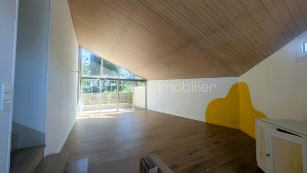 Bien que située en plein centre-bourg, la maison offre un environnement particulièrement calme, aussi bien à l’intérieur que dans le jardin, grâce à sa configuration qui préserve des nuisances.
Cette spacieuse maison développe environ 272 m² habitables sur une parcelle de 740 m². Offrant de beaux volumes et une distribution fonctionnelle, elle conviendra aussi bien à une grande famille qu’à un projet professionnel à domicile.

La maison se compose de 12 pièces, dont 5 chambres lumineuses réparties à l’étage où vous trouverez également deux salles de bain, plusieurs espaces de rangement et une grande salle de jeux pouvant être aménagée selon vos besoins : salle TV, espace détente, bibliothèque ou salle de sport.
Le rez-de-chaussée propose deux entrées indépendantes, un bureau, un cellier, une buanderie, ainsi qu’un vaste séjour avec cheminée ouvert sur une terrasse bien exposée, une grande cuisine ouverte, d’une cave et d’un garage.

À l’extérieur, la propriété dispose d’un jardin arboré agréable.

Son emplacement central permet un accès rapide aux commerces, écoles, collèges, services médicaux et commodités du quotidien accessibles à pied.

Situation géographique :
• Parthenay à environ 20 minutes
• Niort à environ 35 minutes
• Bressuire à environ 25 minutes
• Poitiers à environ 1h
• La Rochelle à environ 1h30

Le secteur de Secondigny est apprécié pour son cadre de vie dynamique, ses commerces de proximité, ses établissements scolaires et son environnement naturel préservé. La commune bénéficie également d’une vie associative active et d’un accès facilité vers les principaux pôles économiques du département.

Cette maison peut parfaitement convenir :
• à une grande famille recherchant de l’espace
• à une assistante maternelle grâce aux volumes disponibles et aux accès pratiques
• à une profession libérale ou paramédicale souhaitant exercer à domicile
• à un télétravailleur ayant besoin de plusieurs espaces de bureau
• à une activité de chambres d’hôtes ou de location meublée
• à une famille recomposée ou à un projet intergénérationnel

Les beaux volumes, les deux accès indépendants et les nombreuses pièces offrent de multiples possibilités d’aménagement et d’exploitation.

Pour plus d’informations ou organiser une visite, contactez-moi.