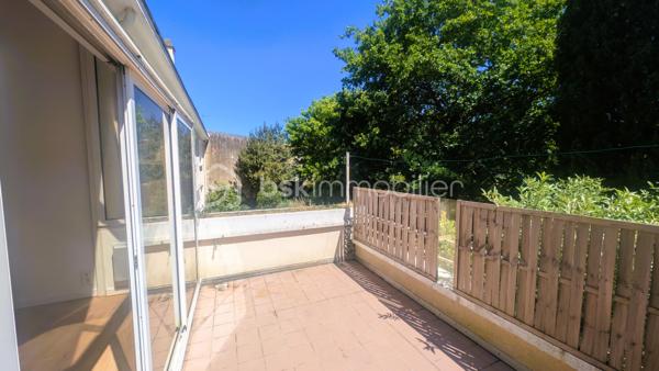 Bien que située en plein centre-bourg, la maison offre un environnement particulièrement calme, aussi bien à l’intérieur que dans le jardin, grâce à sa configuration qui préserve des nuisances.
Cette spacieuse maison développe environ 272 m² habitables sur une parcelle de 740 m². Offrant de beaux volumes et une distribution fonctionnelle, elle conviendra aussi bien à une grande famille qu’à un projet professionnel à domicile.

La maison se compose de 12 pièces, dont 5 chambres lumineuses réparties à l’étage où vous trouverez également deux salles de bain, plusieurs espaces de rangement et une grande salle de jeux pouvant être aménagée selon vos besoins : salle TV, espace détente, bibliothèque ou salle de sport.
Le rez-de-chaussée propose deux entrées indépendantes, un bureau, un cellier, une buanderie, ainsi qu’un vaste séjour avec cheminée ouvert sur une terrasse bien exposée, une grande cuisine ouverte, d’une cave et d’un garage.

À l’extérieur, la propriété dispose d’un jardin arboré agréable.

Son emplacement central permet un accès rapide aux commerces, écoles, collèges, services médicaux et commodités du quotidien accessibles à pied.

Situation géographique :
• Parthenay à environ 20 minutes
• Niort à environ 35 minutes
• Bressuire à environ 25 minutes
• Poitiers à environ 1h
• La Rochelle à environ 1h30

Le secteur de Secondigny est apprécié pour son cadre de vie dynamique, ses commerces de proximité, ses établissements scolaires et son environnement naturel préservé. La commune bénéficie également d’une vie associative active et d’un accès facilité vers les principaux pôles économiques du département.

Cette maison peut parfaitement convenir :
• à une grande famille recherchant de l’espace
• à une assistante maternelle grâce aux volumes disponibles et aux accès pratiques
• à une profession libérale ou paramédicale souhaitant exercer à domicile
• à un télétravailleur ayant besoin de plusieurs espaces de bureau
• à une activité de chambres d’hôtes ou de location meublée
• à une famille recomposée ou à un projet intergénérationnel

Les beaux volumes, les deux accès indépendants et les nombreuses pièces offrent de multiples possibilités d’aménagement et d’exploitation.

Pour plus d’informations ou organiser une visite, contactez-moi.