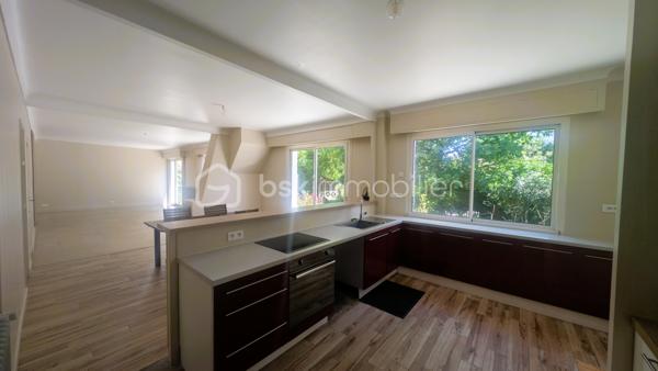 Bien que située en plein centre-bourg, la maison offre un environnement particulièrement calme, aussi bien à l’intérieur que dans le jardin, grâce à sa configuration qui préserve des nuisances.
Cette spacieuse maison développe environ 272 m² habitables sur une parcelle de 740 m². Offrant de beaux volumes et une distribution fonctionnelle, elle conviendra aussi bien à une grande famille qu’à un projet professionnel à domicile.

La maison se compose de 12 pièces, dont 5 chambres lumineuses réparties à l’étage où vous trouverez également deux salles de bain, plusieurs espaces de rangement et une grande salle de jeux pouvant être aménagée selon vos besoins : salle TV, espace détente, bibliothèque ou salle de sport.
Le rez-de-chaussée propose deux entrées indépendantes, un bureau, un cellier, une buanderie, ainsi qu’un vaste séjour avec cheminée ouvert sur une terrasse bien exposée, une grande cuisine ouverte, d’une cave et d’un garage.

À l’extérieur, la propriété dispose d’un jardin arboré agréable.

Son emplacement central permet un accès rapide aux commerces, écoles, collèges, services médicaux et commodités du quotidien accessibles à pied.

Situation géographique :
• Parthenay à environ 20 minutes
• Niort à environ 35 minutes
• Bressuire à environ 25 minutes
• Poitiers à environ 1h
• La Rochelle à environ 1h30

Le secteur de Secondigny est apprécié pour son cadre de vie dynamique, ses commerces de proximité, ses établissements scolaires et son environnement naturel préservé. La commune bénéficie également d’une vie associative active et d’un accès facilité vers les principaux pôles économiques du département.

Cette maison peut parfaitement convenir :
• à une grande famille recherchant de l’espace
• à une assistante maternelle grâce aux volumes disponibles et aux accès pratiques
• à une profession libérale ou paramédicale souhaitant exercer à domicile
• à un télétravailleur ayant besoin de plusieurs espaces de bureau
• à une activité de chambres d’hôtes ou de location meublée
• à une famille recomposée ou à un projet intergénérationnel

Les beaux volumes, les deux accès indépendants et les nombreuses pièces offrent de multiples possibilités d’aménagement et d’exploitation.

Pour plus d’informations ou organiser une visite, contactez-moi.