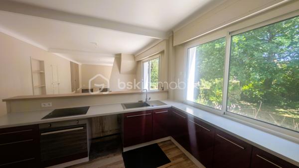 Bien que située en plein centre-bourg, la maison offre un environnement particulièrement calme, aussi bien à l’intérieur que dans le jardin, grâce à sa configuration qui préserve des nuisances.
Cette spacieuse maison développe environ 272 m² habitables sur une parcelle de 740 m². Offrant de beaux volumes et une distribution fonctionnelle, elle conviendra aussi bien à une grande famille qu’à un projet professionnel à domicile.

La maison se compose de 12 pièces, dont 5 chambres lumineuses réparties à l’étage où vous trouverez également deux salles de bain, plusieurs espaces de rangement et une grande salle de jeux pouvant être aménagée selon vos besoins : salle TV, espace détente, bibliothèque ou salle de sport.
Le rez-de-chaussée propose deux entrées indépendantes, un bureau, un cellier, une buanderie, ainsi qu’un vaste séjour avec cheminée ouvert sur une terrasse bien exposée, une grande cuisine ouverte, d’une cave et d’un garage.

À l’extérieur, la propriété dispose d’un jardin arboré agréable.

Son emplacement central permet un accès rapide aux commerces, écoles, collèges, services médicaux et commodités du quotidien accessibles à pied.

Situation géographique :
• Parthenay à environ 20 minutes
• Niort à environ 35 minutes
• Bressuire à environ 25 minutes
• Poitiers à environ 1h
• La Rochelle à environ 1h30

Le secteur de Secondigny est apprécié pour son cadre de vie dynamique, ses commerces de proximité, ses établissements scolaires et son environnement naturel préservé. La commune bénéficie également d’une vie associative active et d’un accès facilité vers les principaux pôles économiques du département.

Cette maison peut parfaitement convenir :
• à une grande famille recherchant de l’espace
• à une assistante maternelle grâce aux volumes disponibles et aux accès pratiques
• à une profession libérale ou paramédicale souhaitant exercer à domicile
• à un télétravailleur ayant besoin de plusieurs espaces de bureau
• à une activité de chambres d’hôtes ou de location meublée
• à une famille recomposée ou à un projet intergénérationnel

Les beaux volumes, les deux accès indépendants et les nombreuses pièces offrent de multiples possibilités d’aménagement et d’exploitation.

Pour plus d’informations ou organiser une visite, contactez-moi.