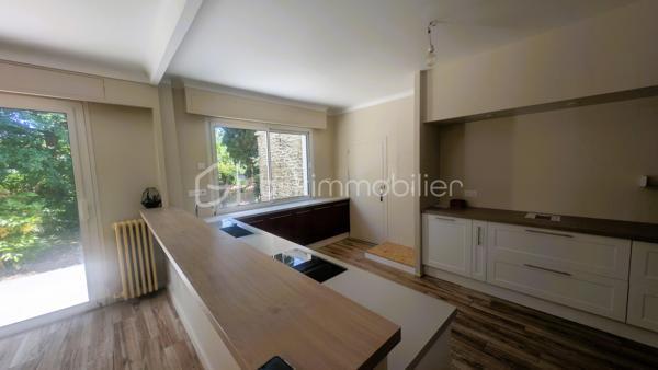 Bien que située en plein centre-bourg, la maison offre un environnement particulièrement calme, aussi bien à l’intérieur que dans le jardin, grâce à sa configuration qui préserve des nuisances.
Cette spacieuse maison développe environ 272 m² habitables sur une parcelle de 740 m². Offrant de beaux volumes et une distribution fonctionnelle, elle conviendra aussi bien à une grande famille qu’à un projet professionnel à domicile.

La maison se compose de 12 pièces, dont 5 chambres lumineuses réparties à l’étage où vous trouverez également deux salles de bain, plusieurs espaces de rangement et une grande salle de jeux pouvant être aménagée selon vos besoins : salle TV, espace détente, bibliothèque ou salle de sport.
Le rez-de-chaussée propose deux entrées indépendantes, un bureau, un cellier, une buanderie, ainsi qu’un vaste séjour avec cheminée ouvert sur une terrasse bien exposée, une grande cuisine ouverte, d’une cave et d’un garage.

À l’extérieur, la propriété dispose d’un jardin arboré agréable.

Son emplacement central permet un accès rapide aux commerces, écoles, collèges, services médicaux et commodités du quotidien accessibles à pied.

Situation géographique :
• Parthenay à environ 20 minutes
• Niort à environ 35 minutes
• Bressuire à environ 25 minutes
• Poitiers à environ 1h
• La Rochelle à environ 1h30

Le secteur de Secondigny est apprécié pour son cadre de vie dynamique, ses commerces de proximité, ses établissements scolaires et son environnement naturel préservé. La commune bénéficie également d’une vie associative active et d’un accès facilité vers les principaux pôles économiques du département.

Cette maison peut parfaitement convenir :
• à une grande famille recherchant de l’espace
• à une assistante maternelle grâce aux volumes disponibles et aux accès pratiques
• à une profession libérale ou paramédicale souhaitant exercer à domicile
• à un télétravailleur ayant besoin de plusieurs espaces de bureau
• à une activité de chambres d’hôtes ou de location meublée
• à une famille recomposée ou à un projet intergénérationnel

Les beaux volumes, les deux accès indépendants et les nombreuses pièces offrent de multiples possibilités d’aménagement et d’exploitation.

Pour plus d’informations ou organiser une visite, contactez-moi.