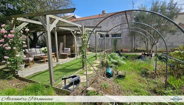 Maison avec fort potentiel commercial et habitation – Emplacement stratégique – Jardin 330 m² AYTRE (17)