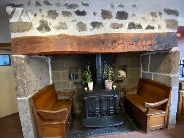 A vendre, au coeur de la vallée du Mars, au Falgoux (CANTAL), au centre d'un village dynamique ...