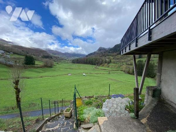 A vendre, au coeur de la vallée du Mars, au Falgoux (CANTAL), au centre d'un village dynamique ...